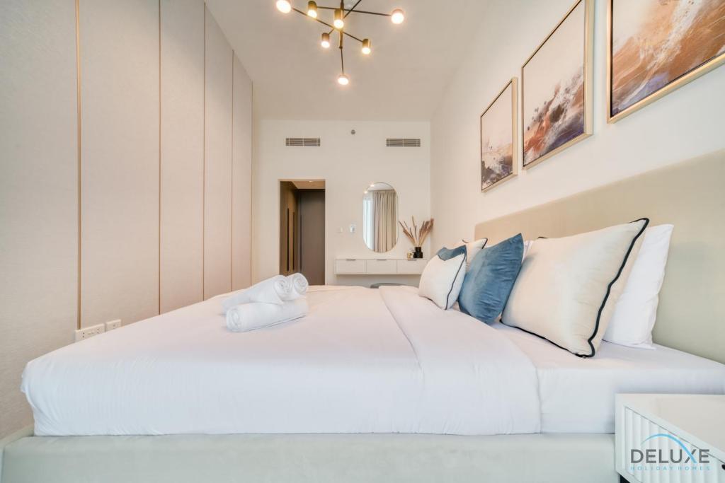 Postel nebo postele na pokoji v ubytování Exquisite 2BR with Assistant Room at Mesk 1 Midtown Dubai Production City by Deluxe Holiday Homes