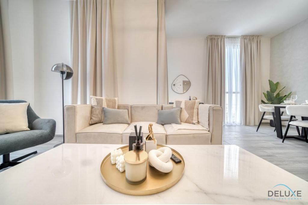 Posezení v ubytování Exquisite 2BR with Assistant Room at Mesk 1 Midtown Dubai Production City by Deluxe Holiday Homes
