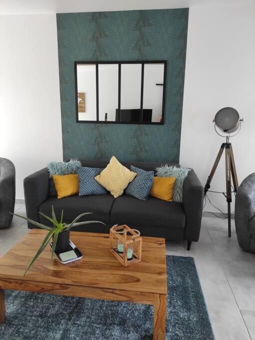 un salon avec un canapé et une table basse dans l'établissement Maison Ville avec Patio entre Mer & Campagne, à Bacqueville-en-Caux