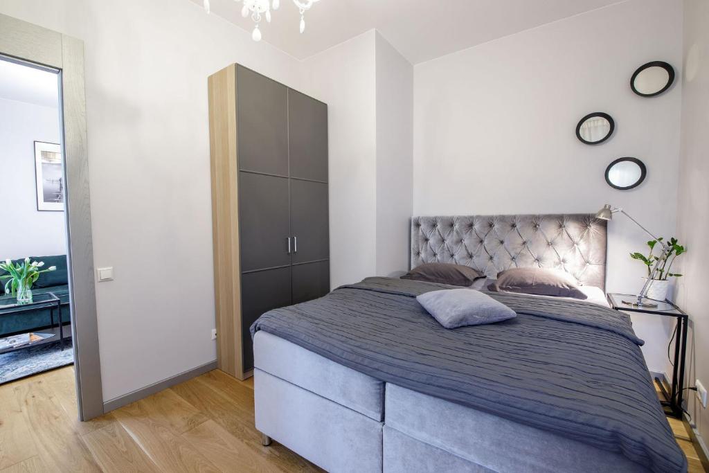 een slaapkamer met een groot bed met een groot hoofdeinde bij Design apartment LOFT MAJORI with large terrace in Jūrmala
