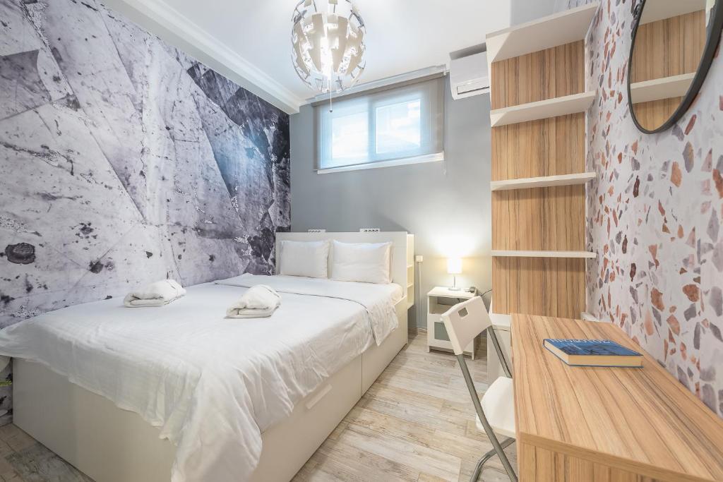 - une petite chambre avec un lit et un miroir dans l'établissement Welcoming Koukaki Home by Cloudkeys, à Athènes