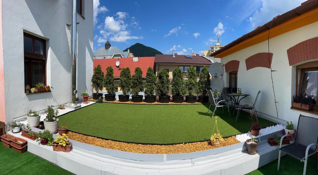 A garden outside Apartmány Laverna