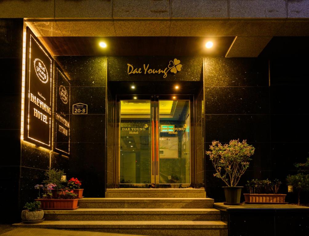 Daeyoung Hotel Myeongdong في سول: مبنى فيه درج يؤدي لباب عليه لافته