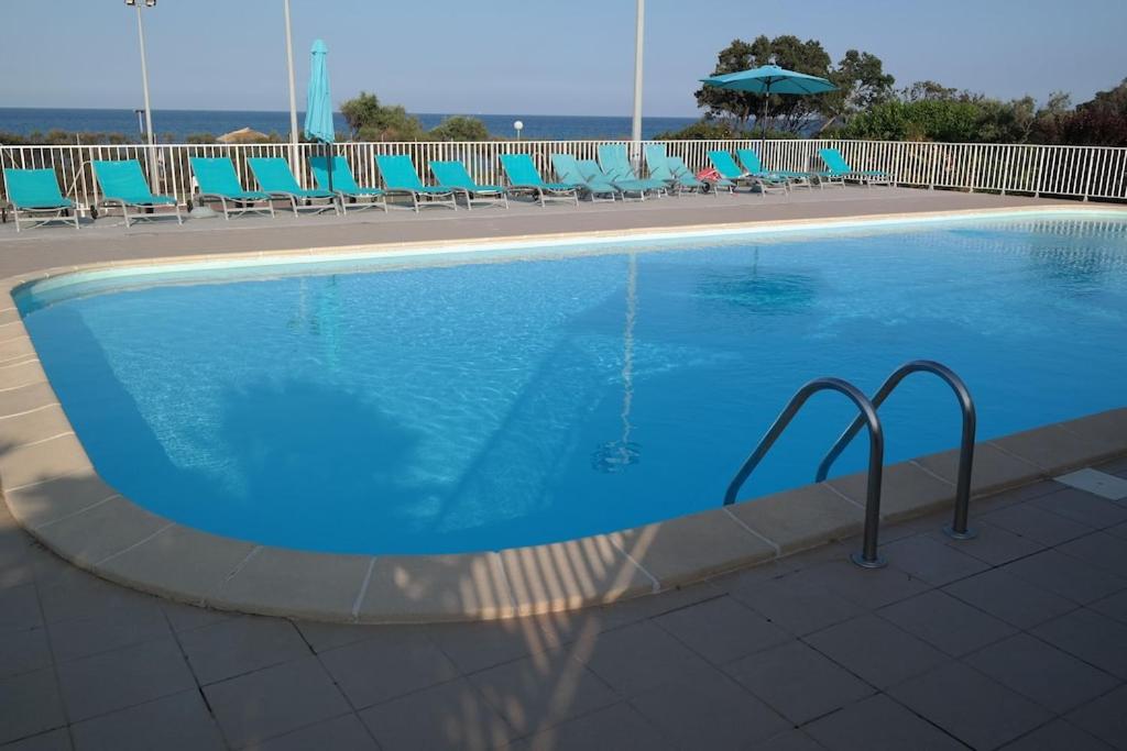 Villa dans résidence avec piscine, tennis et direct à la plage en Corse tesisinde veya buraya yakın yüzme havuzu