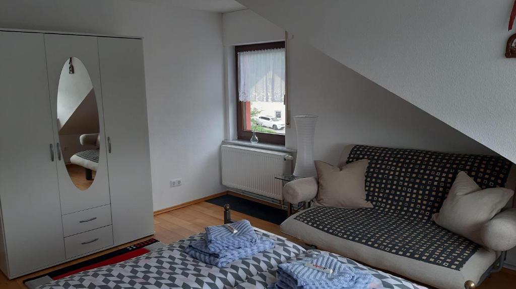 Postel nebo postele na pokoji v ubytování Ferienwohnung-Zweiburgenblick