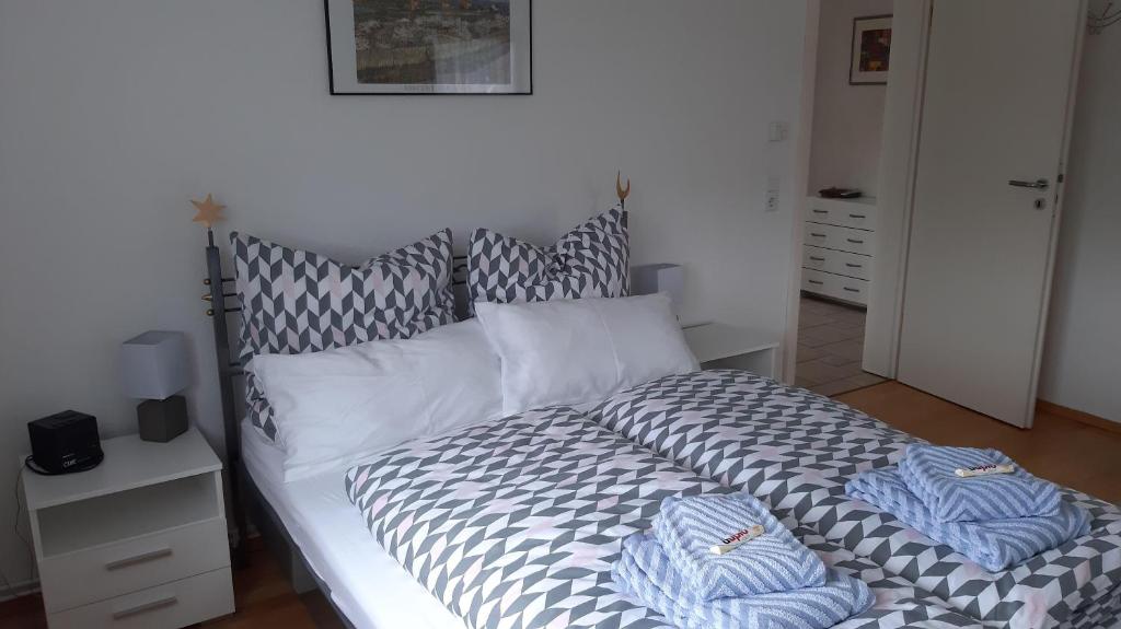 Postel nebo postele na pokoji v ubytování Ferienwohnung-Zweiburgenblick