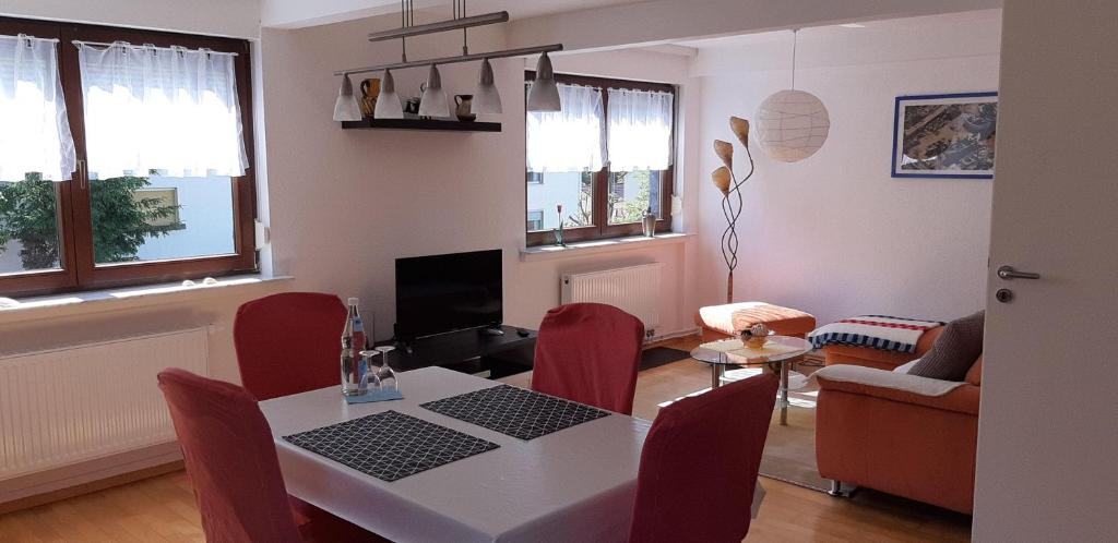 TV a/nebo společenská místnost v ubytování Ferienwohnung-Zweiburgenblick