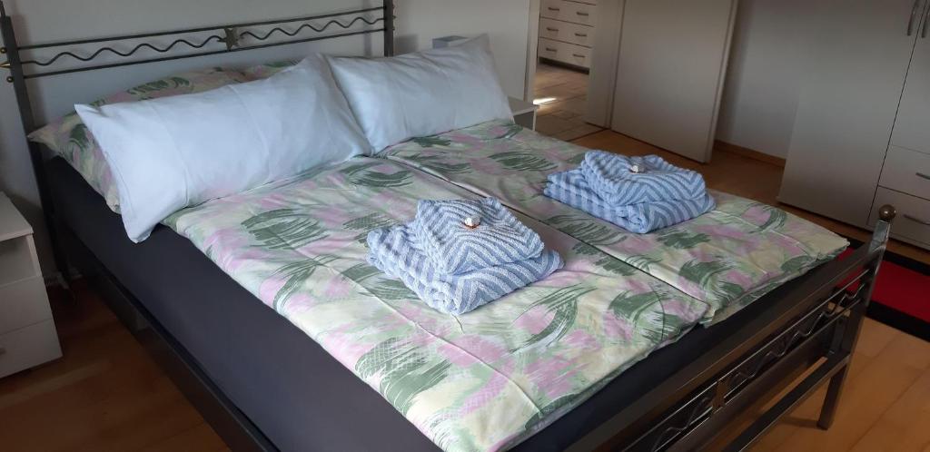 Postel nebo postele na pokoji v ubytování Ferienwohnung-Zweiburgenblick