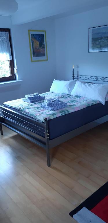 Postel nebo postele na pokoji v ubytování Ferienwohnung-Zweiburgenblick