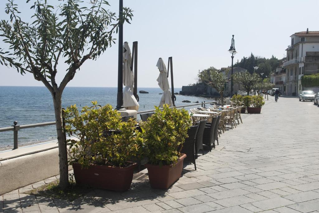 スカリオにあるCasa Marinaの海の横のテーブルと椅子
