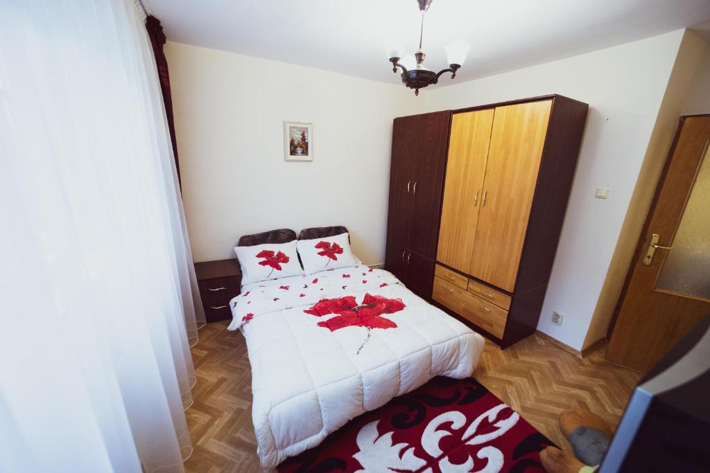 a small room with a bed and a cabinet at Apartament Slănic Prahova in Slănic