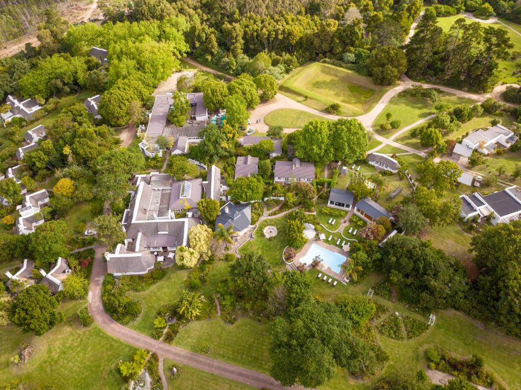 una vista aérea de una finca con casas y árboles en Hunter's Country House, en Plettenberg Bay