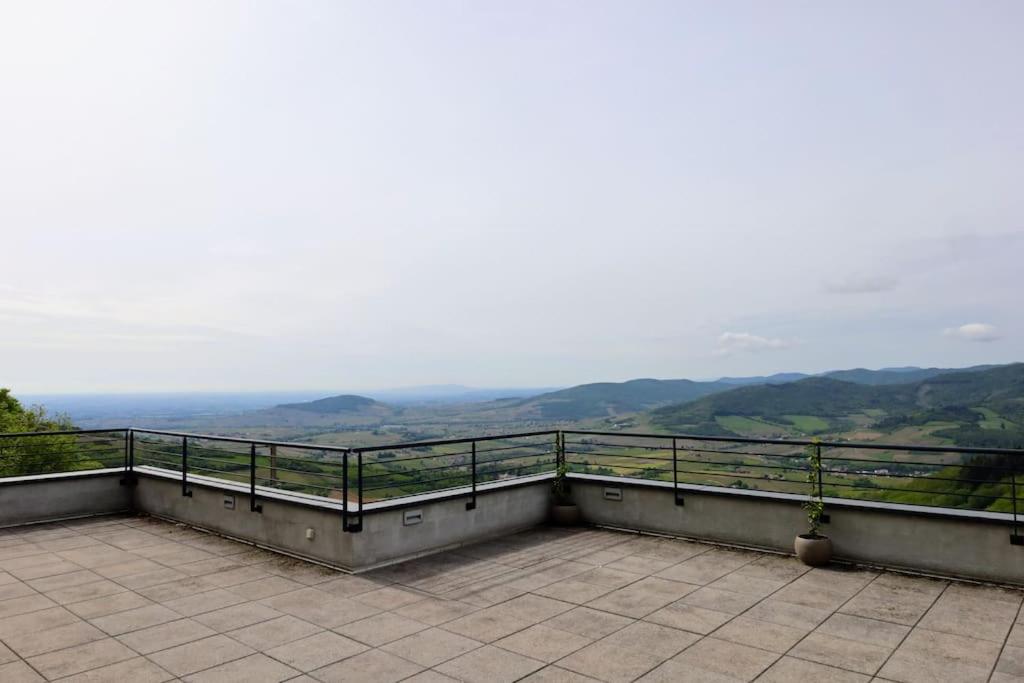 Maison avec vue 180° sur le Beaujolais - Casa De Una Habitación