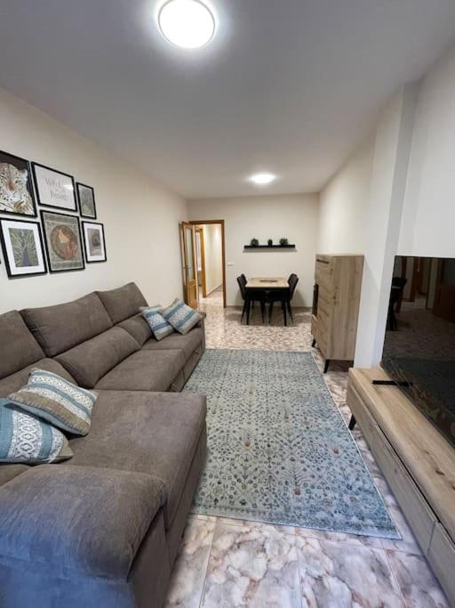 salon z kanapą i stołem w obiekcie Уютная квартира в Calpe w mieście Calpe