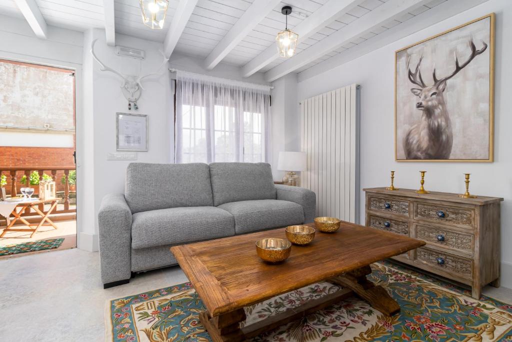 salon z kanapą i stołem w obiekcie CASA GERRA COMILLAS w mieście Comillas