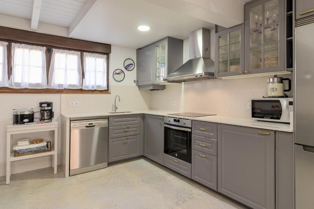 Kuchnia lub aneks kuchenny w obiekcie CASA GERRA COMILLAS