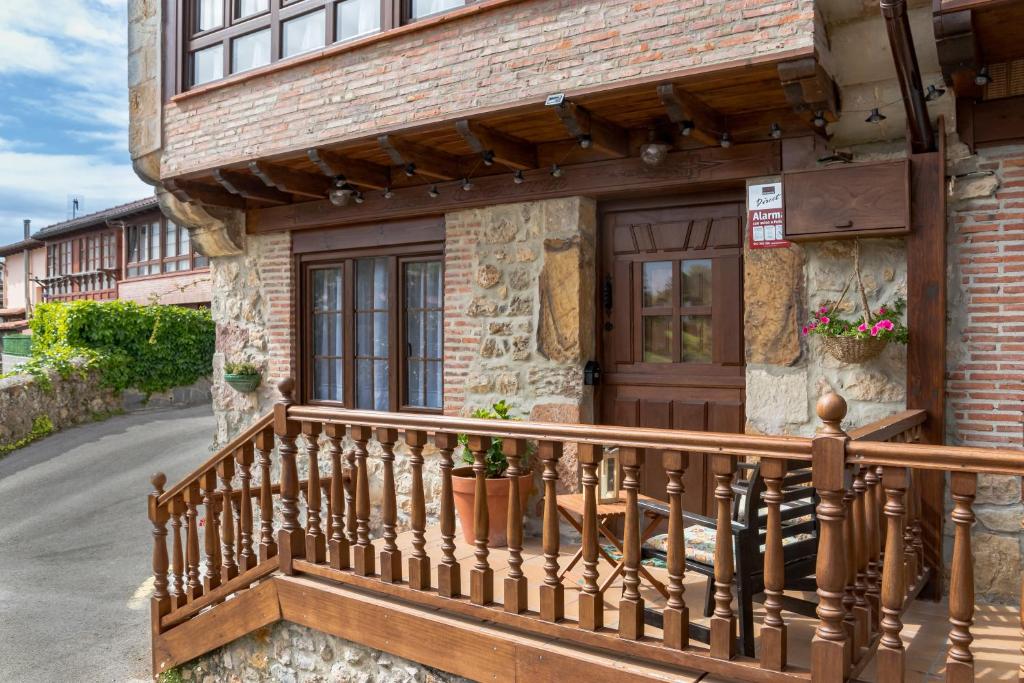dom z drewnianą bramą i balkonem w obiekcie CASA GERRA COMILLAS w mieście Comillas