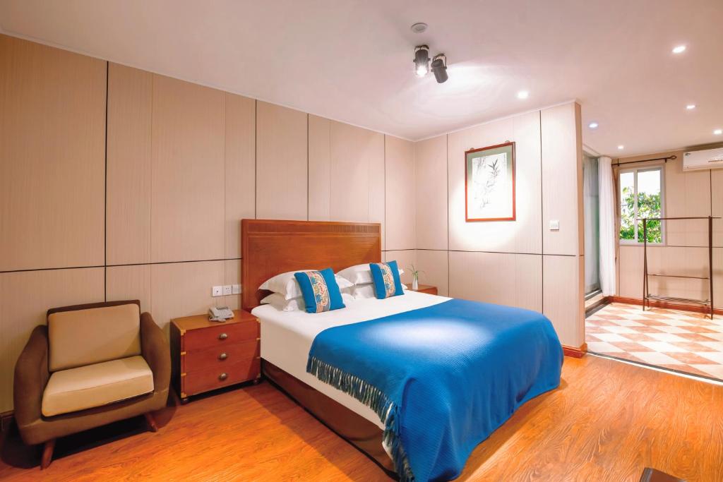 Postel nebo postele na pokoji v ubytování Wenjun Courtyard Hotel ---5 mins walk from Tonghuimen metro station, near Tianfu square, close by culture park and Sichuan opera house, English speaking service, local tours