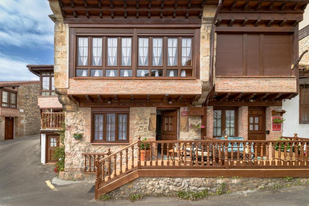 dom z werandą i tarasem w obiekcie CASA GERRA COMILLAS w mieście Comillas