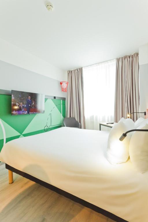 Postel nebo postele na pokoji v ubytování IBIS Styles Kaunas Centre