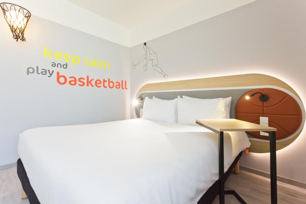 Postel nebo postele na pokoji v ubytování IBIS Styles Kaunas Centre
