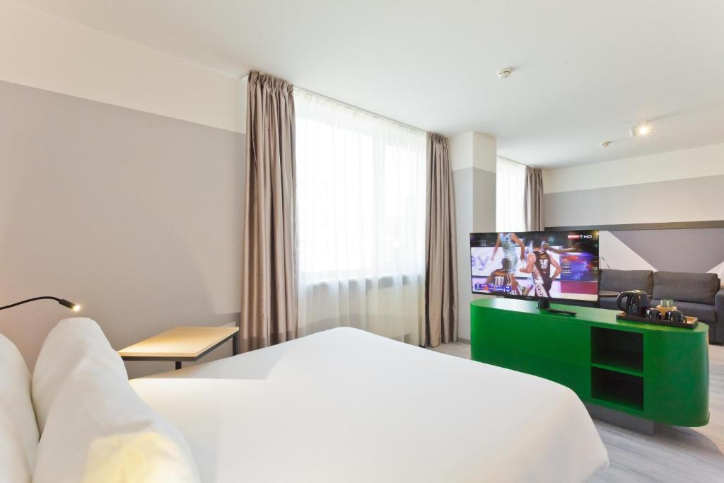 TV a/nebo společenská místnost v ubytování IBIS Styles Kaunas Centre