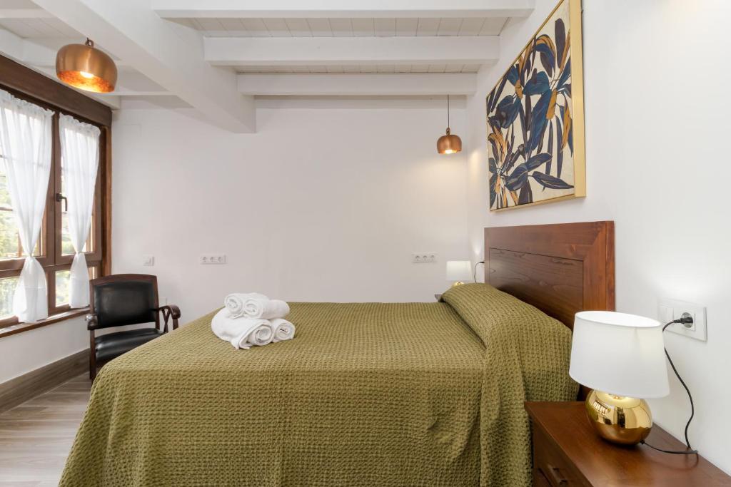 Łóżko lub łóżka w pokoju w obiekcie CASA GERRA COMILLAS