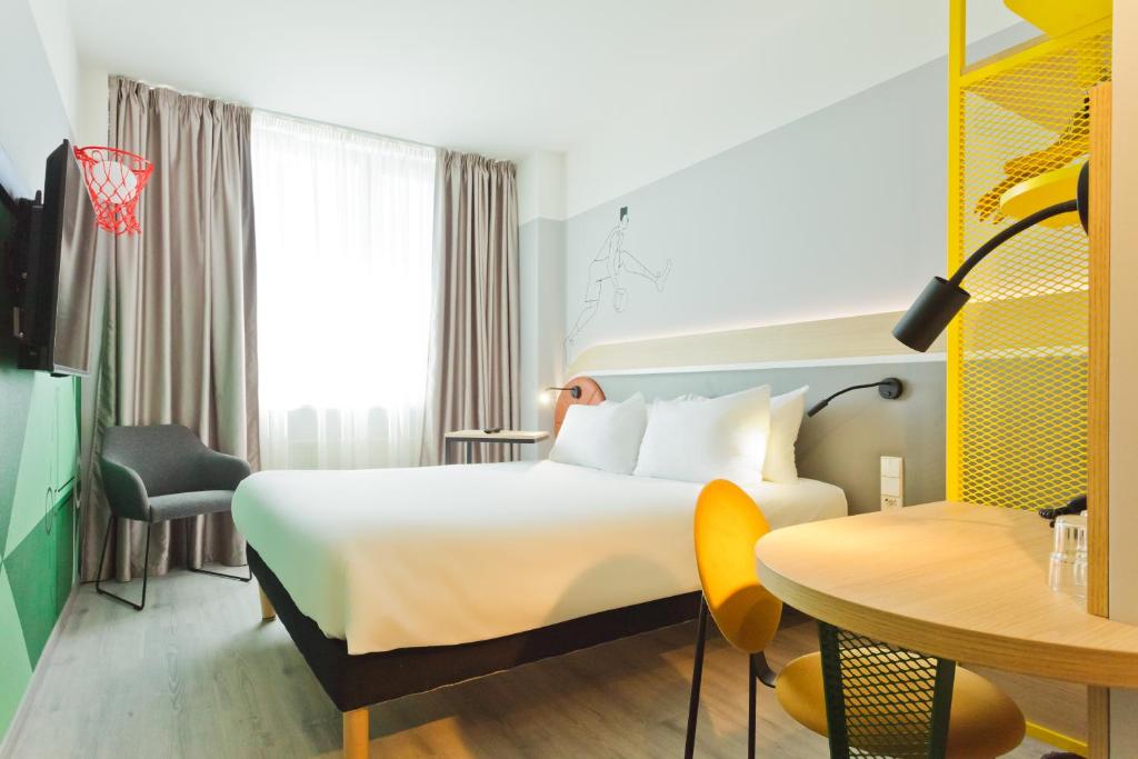 Postel nebo postele na pokoji v ubytování IBIS Styles Kaunas Centre