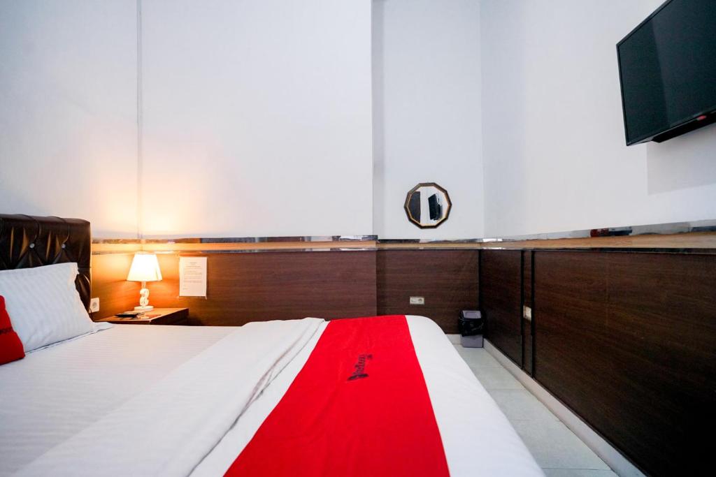 Postel nebo postele na pokoji v ubytování RedDoorz Syariah near Unila Lampung
