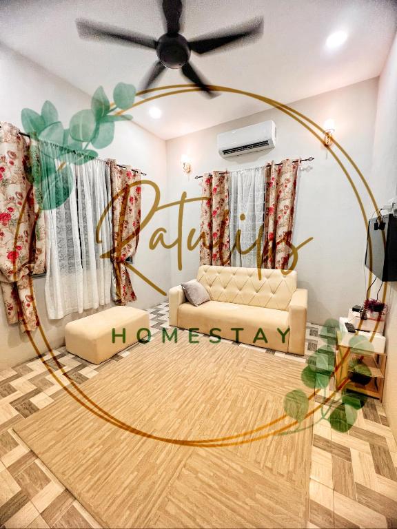 Una sala de estar con un sofá y un cartel que dice "homeessen" en Stayhills Homestay Murah Tikam Batu, en Sungai Petani