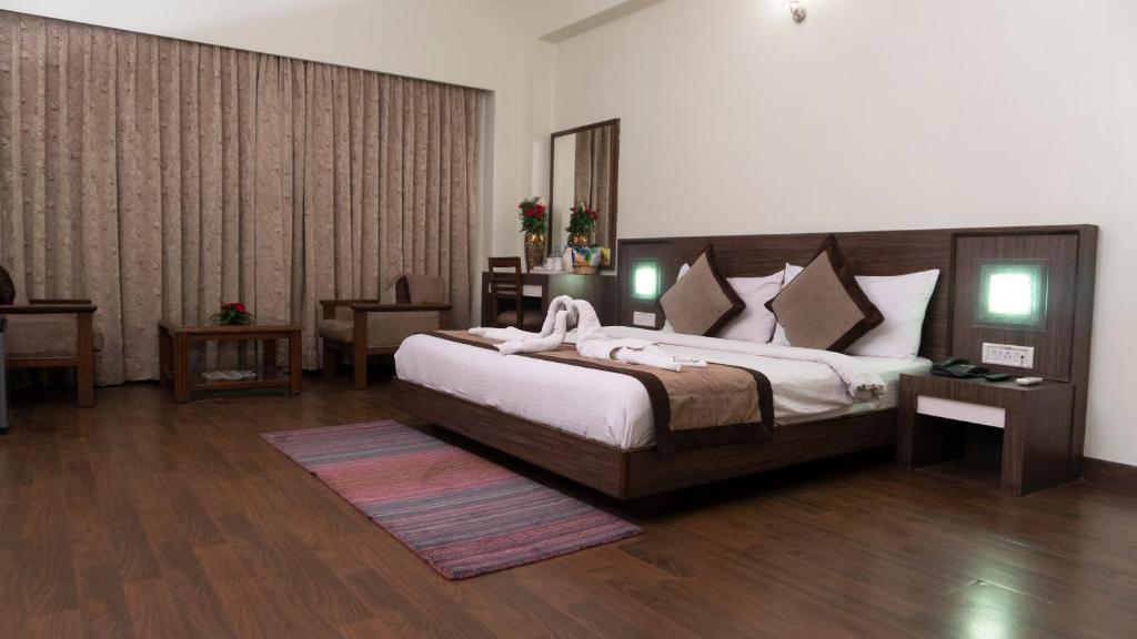 um quarto com uma cama grande num quarto em Mg Regency em Baddi