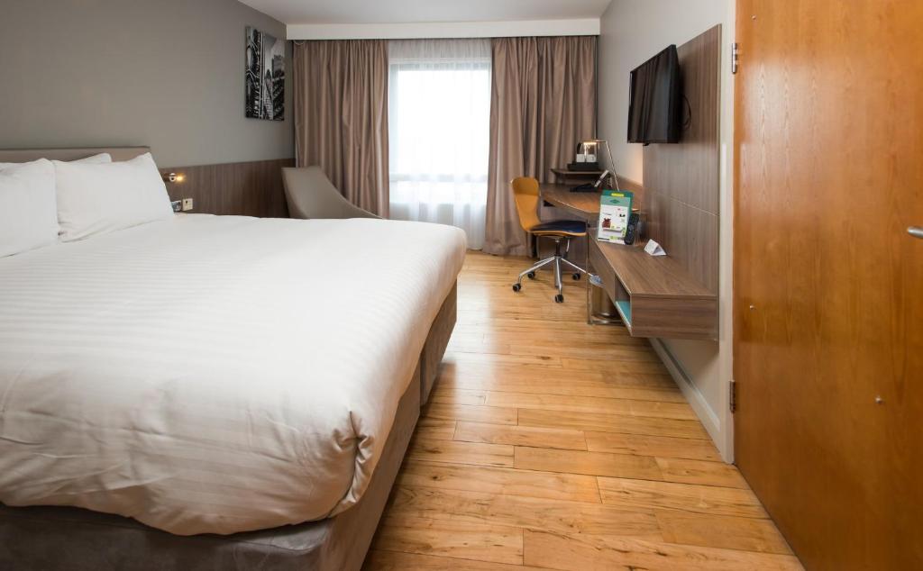 Holiday Inn London West, an IHG Hotel - Twin Room - Disability Access