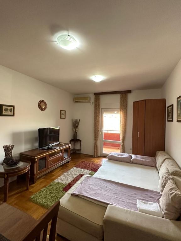En eller flere senger på et rom på Bella Apartman