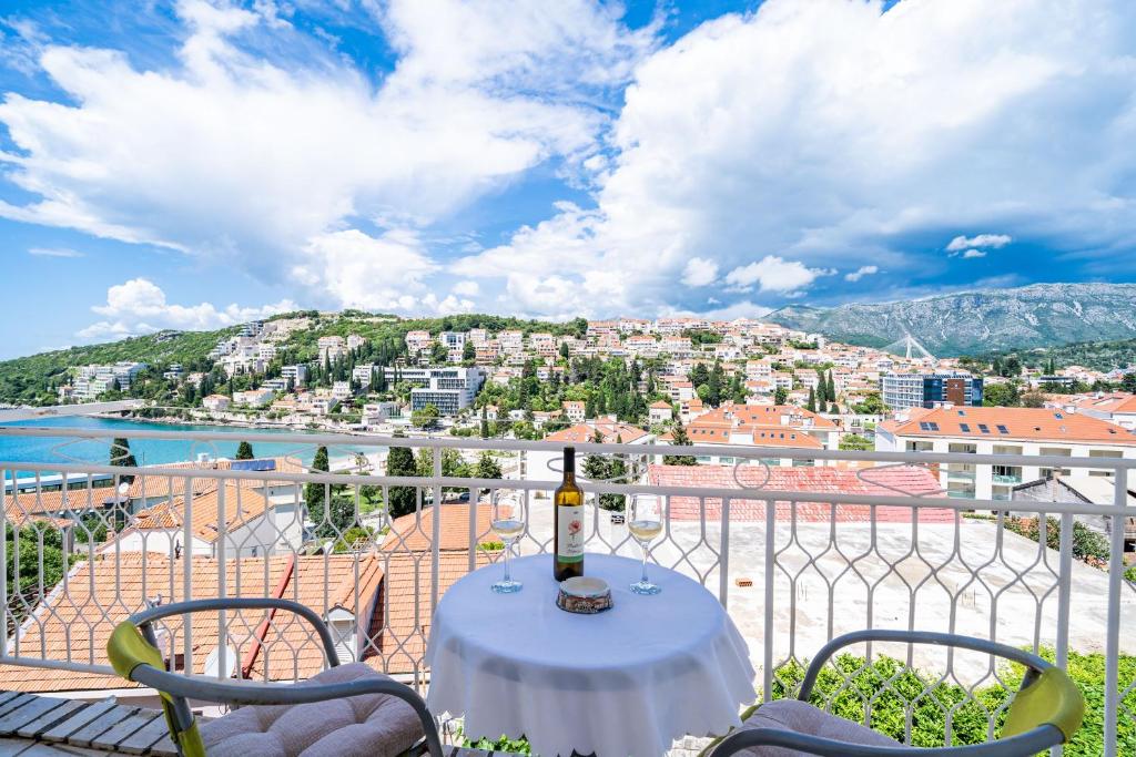 una mesa en un balcón con vistas a la ciudad en Apartment Marieta, en Dubrovnik