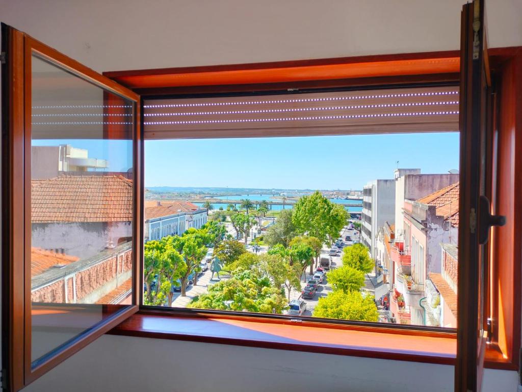 una finestra con vista su una strada della città di Figueira Family Apartment a Figueira da Foz