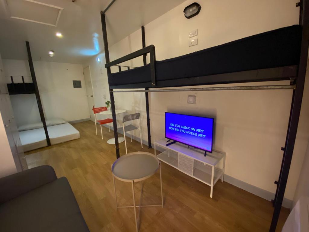 TV a/nebo společenská místnost v ubytování Burgos Hub Hostel