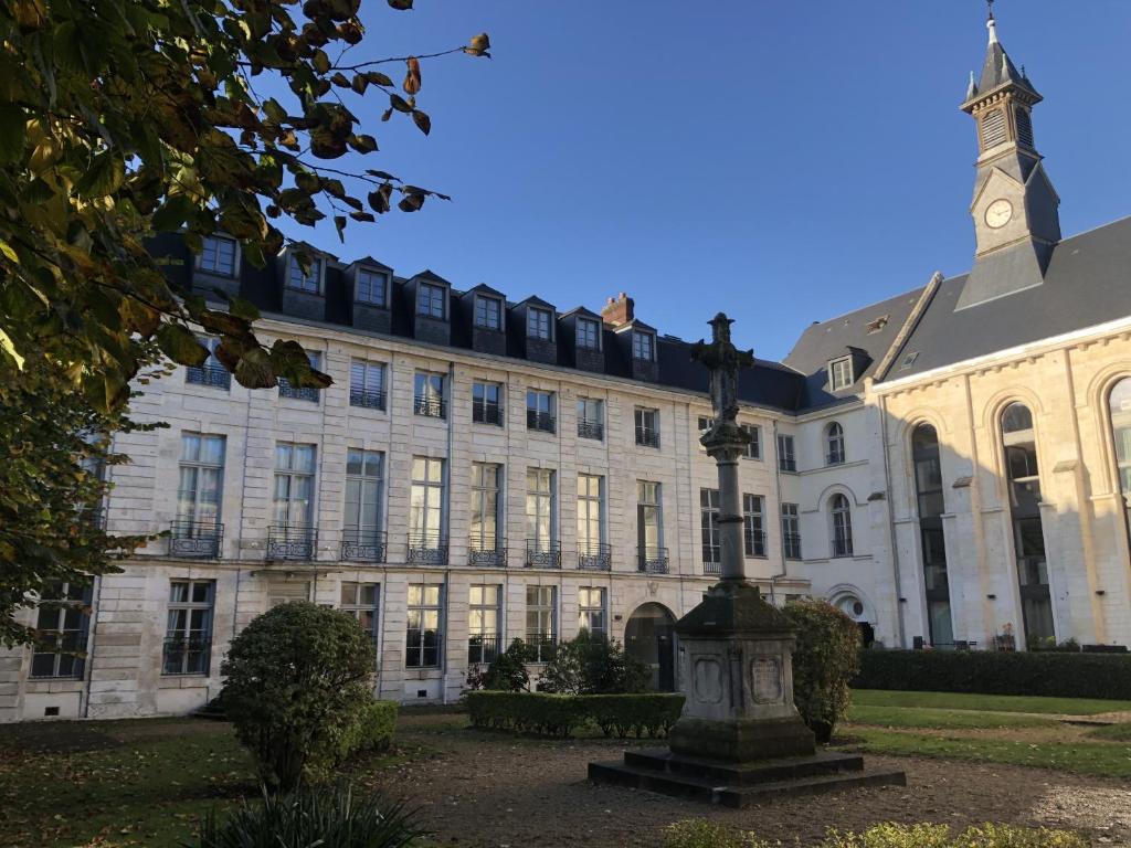 Fotografia z galérie ubytovania Superbe T2 avec vue sur cour - Rouen centre v destinácii Rouen