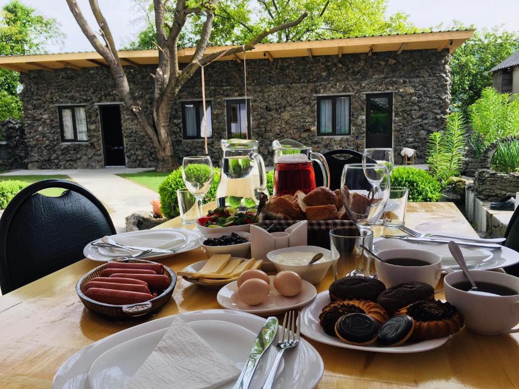 una mesa con comida encima en Tsotne's kingdom, en Vardzia