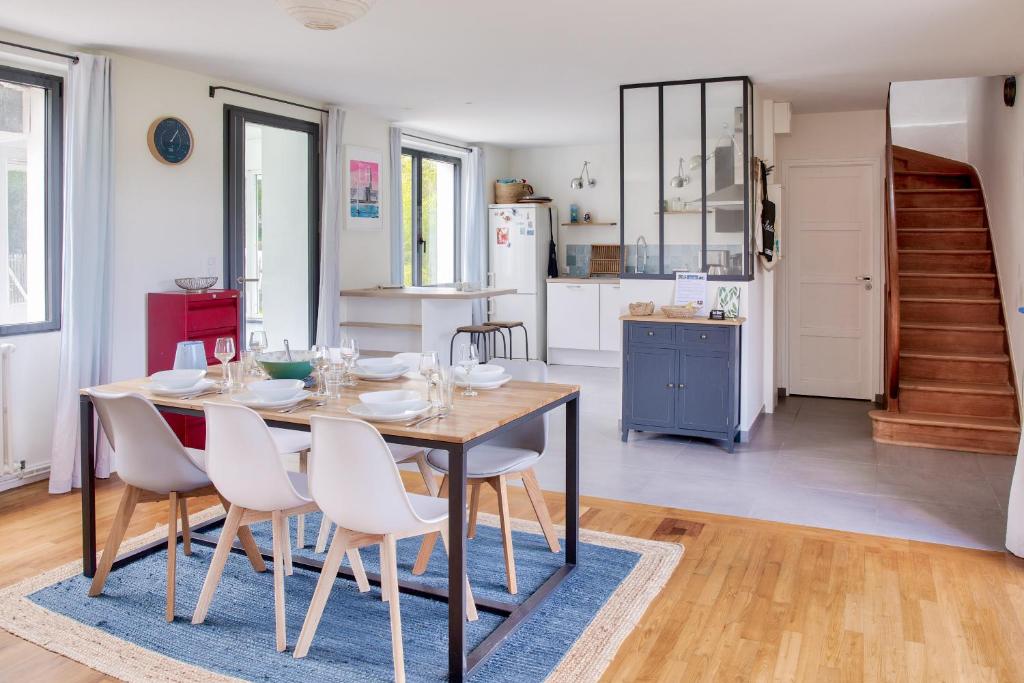 Photo de la galerie de l'établissement Maison pour 7 - Grand jardin - 950m de la plage, à Loctudy