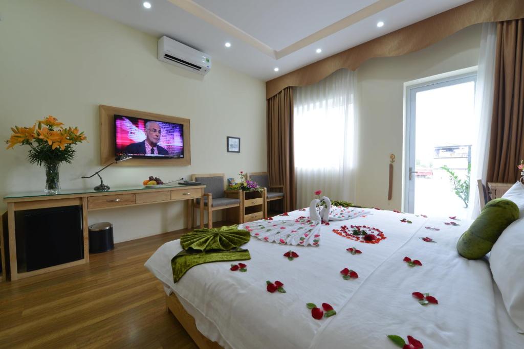 TV a/nebo společenská místnost v ubytování Blue Hanoi Inn Hotel