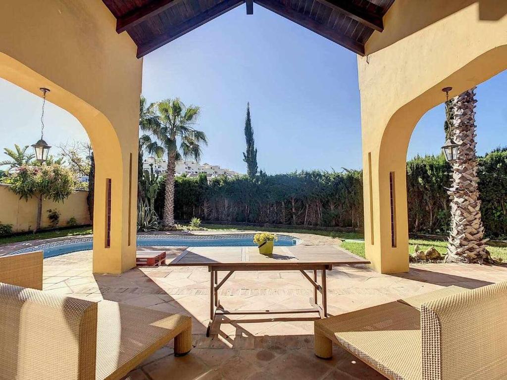 Booking.com: Encantadora villa con piscina cerca del mar ...