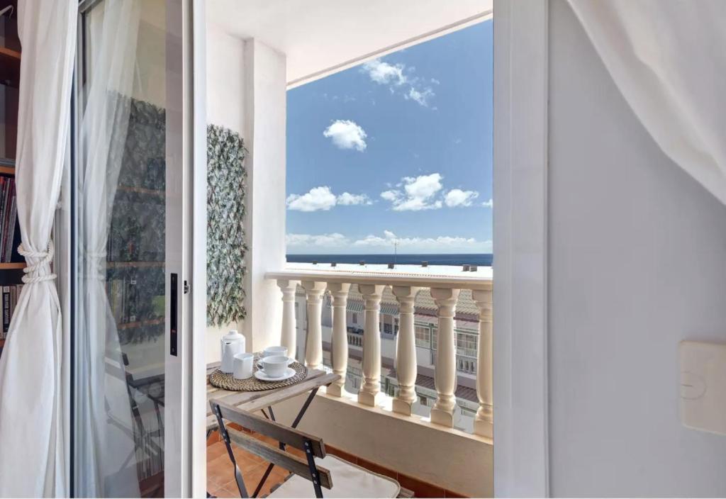 Camera con balcone affacciato sull'oceano. di Caletillas Beach Apartment a Santa Cruz de Tenerife