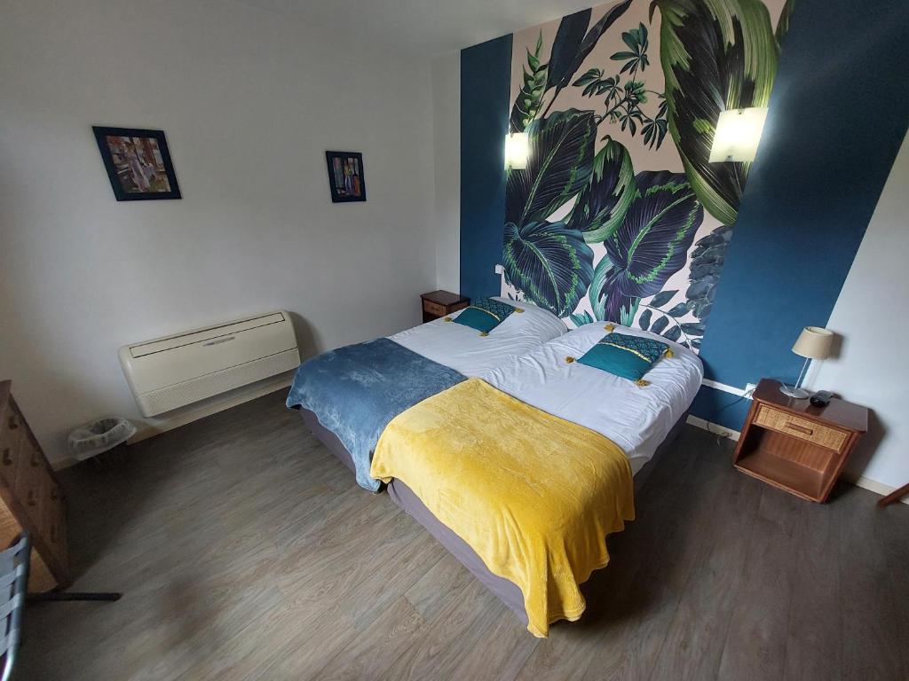 Postel nebo postele na pokoji v ubytování Chez Terrassier - Logis Hôtels - Hotel et Restaurant