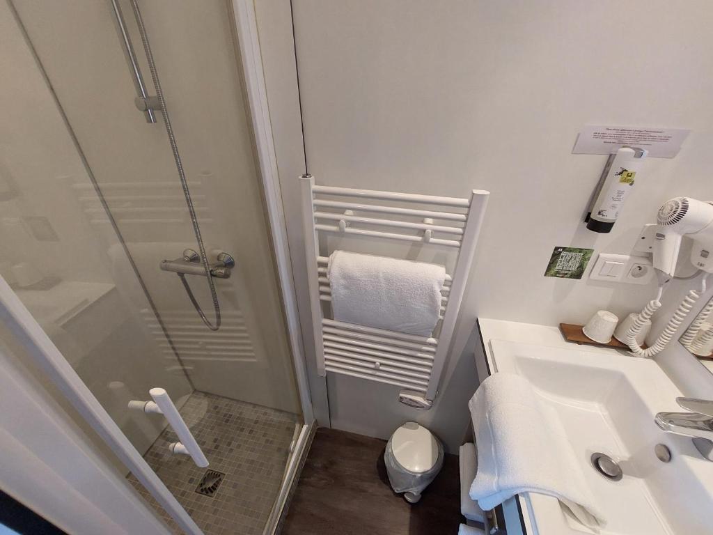 Koupelna v ubytování Chez Terrassier - Logis Hôtels - Hotel et Restaurant