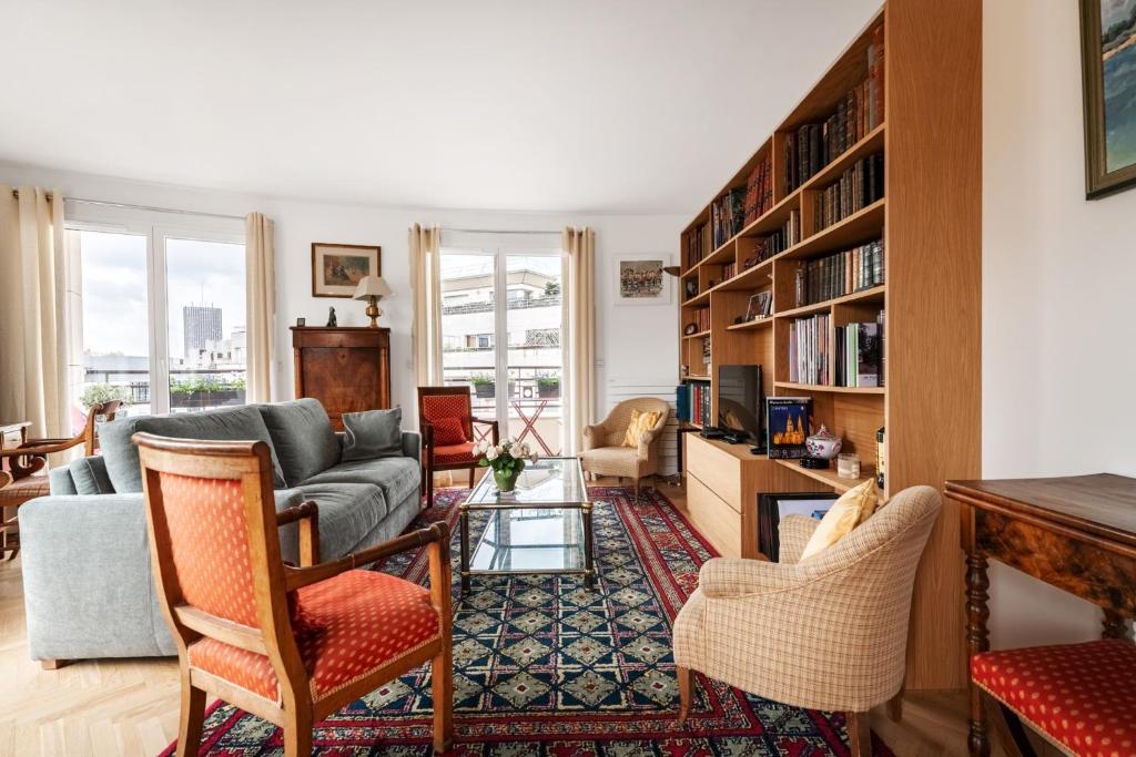 un salon avec un canapé et une table dans l'établissement Veeve - From Levallois With Love, à Levallois-Perret