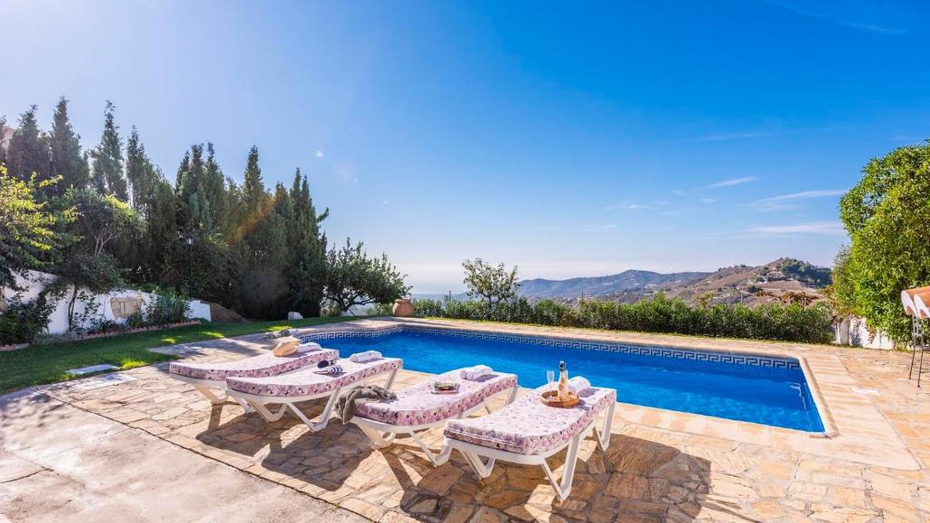 Bazén v ubytování Villa Las Flores Frigiliana by Ruralidays nebo v jeho okolí