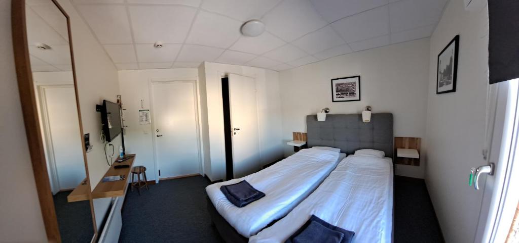 Postel nebo postele na pokoji v ubytování Kramfors Stadshotell AB