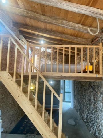 uma vista superior de uma escada de madeira numa casa em EL PALLER em Riudarenes