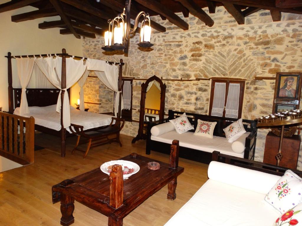 Postel nebo postele na pokoji v ubytování Iliopetra Suites