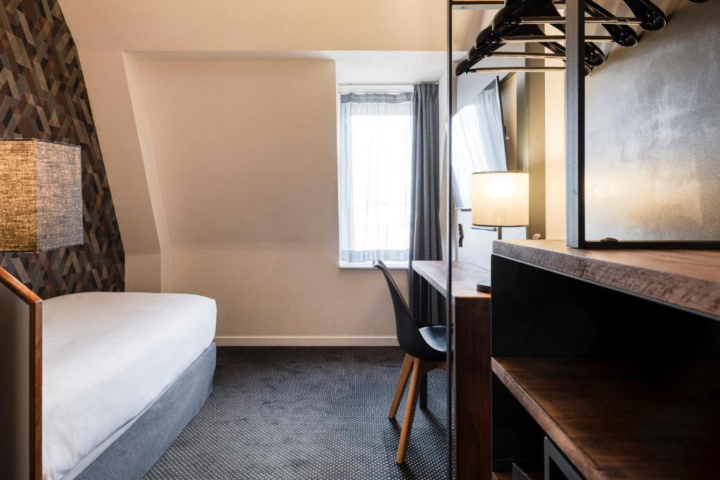 Postel nebo postele na pokoji v ubytování Aris Grand Place Hotel